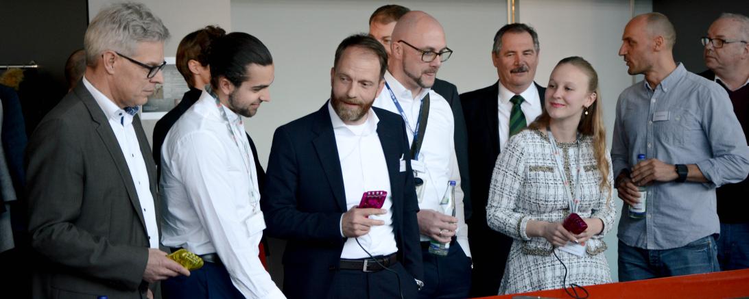 Studentinnen und Studenten sowie die Führungs- und Fachkräfte von Unternehmen, die der Verein „Talente für die Region“ in seinen Events zusammenbringt, ließen die Autos auf einer großen Carrera-Bahn um die Wette kurven