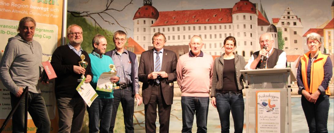 Die Walkingcupsieger 2018 und die Gewinner der Verlosung wurden vom Neuburger Oberbürgermeister Dr. Bernhard Gmehling (Mitte) sowie den Verantwortlichen des Aktiv Parks e.V. Harald Müller, Claudia Heindl und Eva Münsinger beglückwünscht.