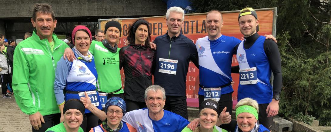 Auf dem Foto kurz vor dem Start, vorne von links Birgit Minder, Simone Müller, Hans Niederhuber, Carina Kienle und Anneliese Zinke; dahinter von links Klaus Wurscher, Susanne Vierkorn, Patrycja Weng, Anita und Klaus Joas, Andreas Graf und Philipp Moll.