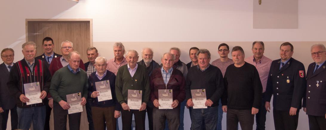 Das Bild zeigt die Geehrten mit dem 1. BGM Johann Bernreuther, 1. KDT. Matthias Leinfelder 2. KDT. Jürgen Hofmann, 1. Vorsitzender Wolfgang Lechner.
