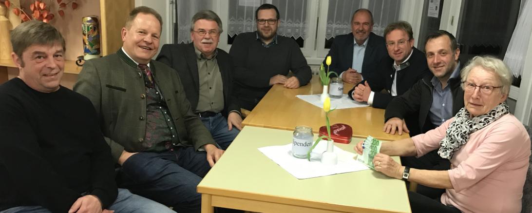 Das Bild zeigt die CSU Harburg bei der Spendenübergabe. 