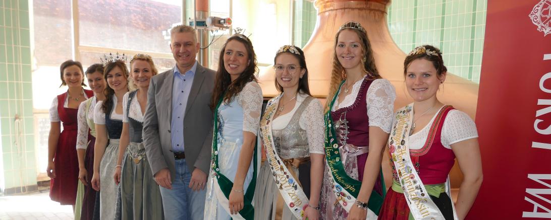 Auf Einladung von der bayerischen Bierkönigin Johanna Sailer kamen zahlreiche Hoheiten in das Fürstliche Brauhaus nach Wallerstein. Auf dem Bild zu sehen von links: Die ehemaligen Bayerischen Bierköniginnen Tina-Christin Rüger und Lena Hochstraßer. Die amtierende Bayerische Milchkönigin Sonja Wagner, die amtierende Bierkönigin Johanna Sailer, Geschäftsführer Michael Metz, Hallertauer Hopfenkönigin Katharina Maier, Tettnanger Hopfenkönigin Teresa Locher, Hallertauer Vize-Hopfenkönigin Maria Kirzinger und Tet