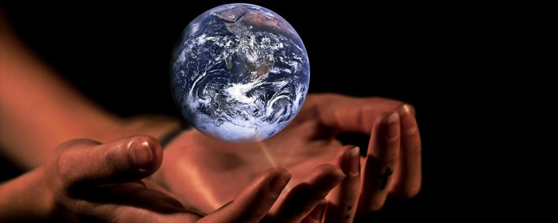 Klimaschutz , Hände und die Erde