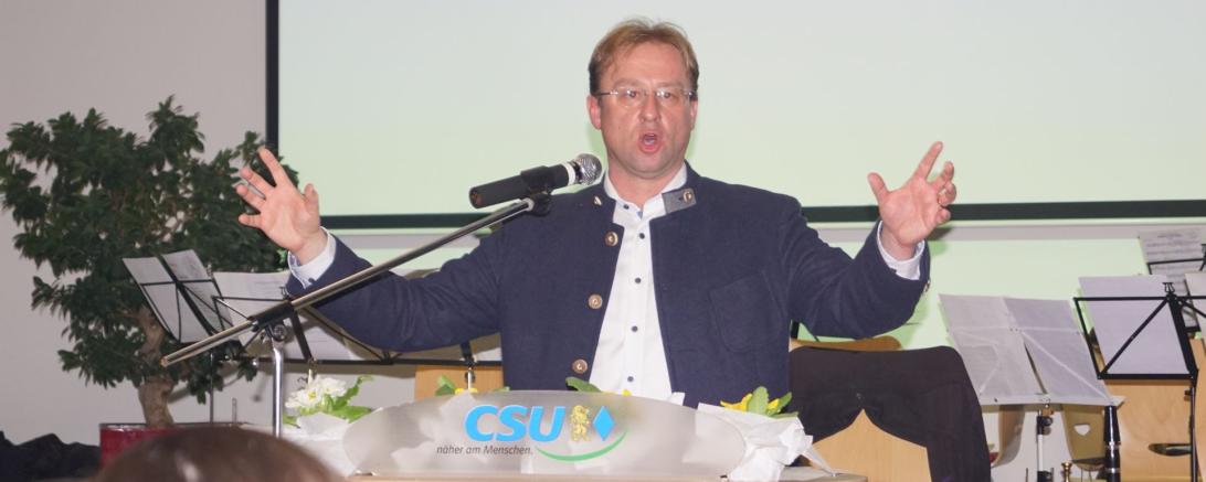 Das Bild zeigt MdL Wolfgang Fackler bei seiner 40-minütigen Rede.