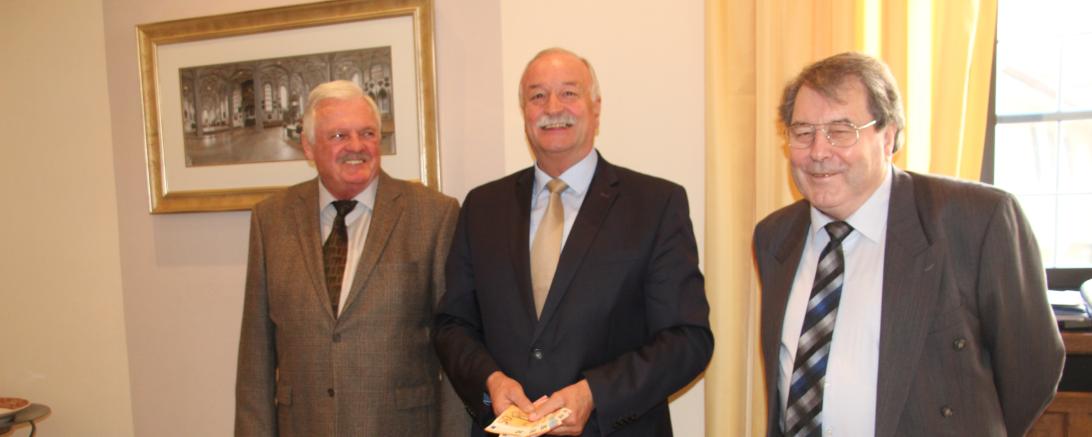 Eine beachtliche Spende konnten Karl Soldner, Vorsitzender des DGB Ortskartells Nördlingen und Josef Higler, Vorsitzender des Fördervereins im DGB Ortskartell Nördlingen Oberbürgermeister Hermann Faul überbringen. 