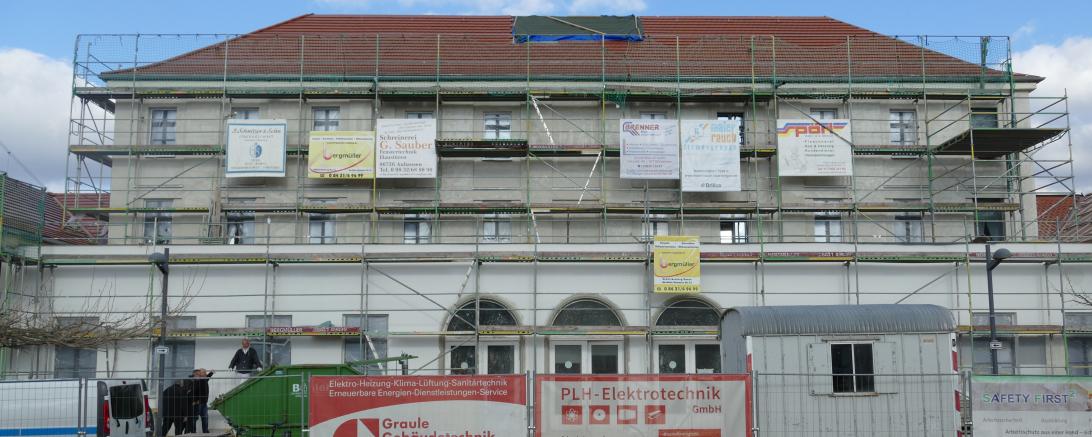 Die Fassade des Nördlinger Bahnhof bekommt einen gelben Anstrich. 