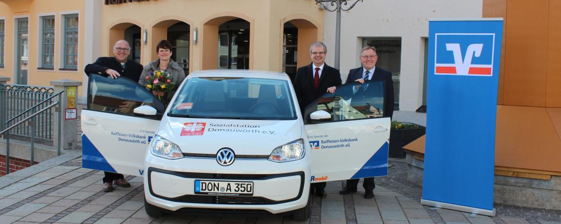 Auf dem Bild sieht man Dekan Robert Neuner, Antje Schober (Leitung Caritas Sozialstation) und den Vorstand der Raiffeisen-Volksbank Donauwörth eG Michael Kruck und Franz Miller