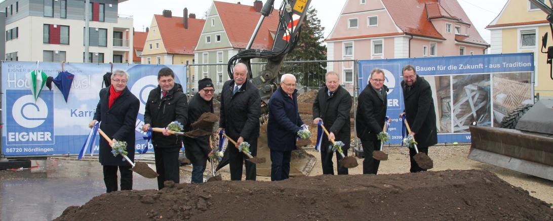 Die Baugenossenschaft Nördlingen lud zum Spatenstich in der Maria-Penn-Straße ein.