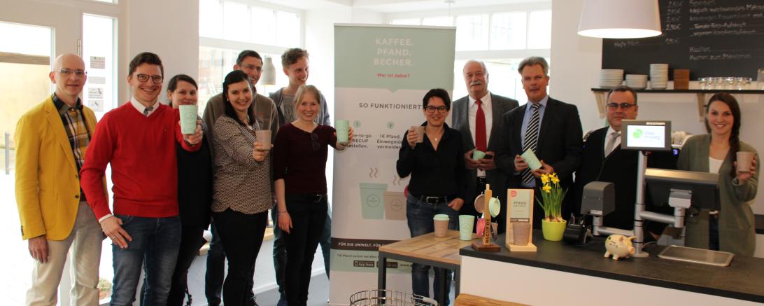 Florian Pachaly und Ida Buchholz von reCup (links neben dem Banner), Vertreter der Stadt Nördlingen und der ersten teilnehmenden Partner beim Start am Freitag. 