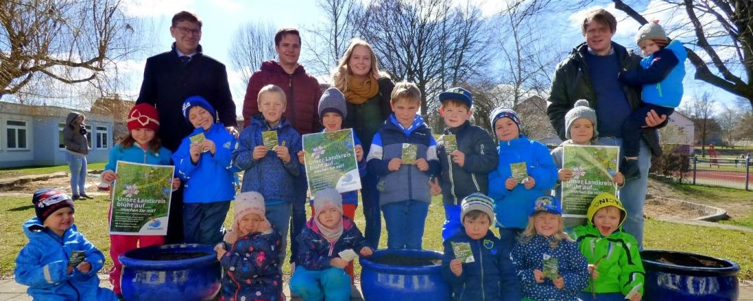 Das Bild zeigt Stefan Rößle und Paul Buß beim Besuch bei der Kindertagesstätte St. Martin in Mertingen.