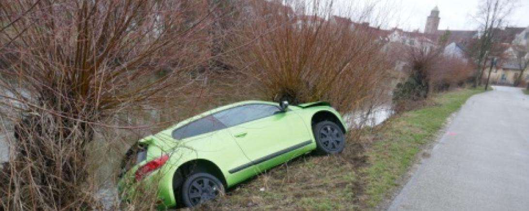Das Bild zeigt ein Auto, welches in die Wörnitz rutschte. 