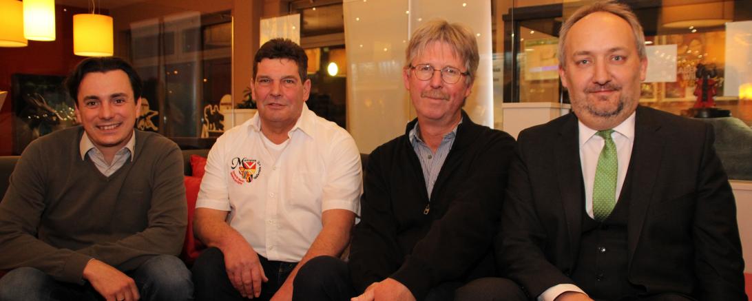 Von links: Xaver Neureiter (2. Vorstand), Rolf Aichinger (1. Vorstand), Max Hilmer (Schriftführer) und Stefan Körner (Kassier) vom Gewerbeverein Marktplatz Wallerstein e.V.
