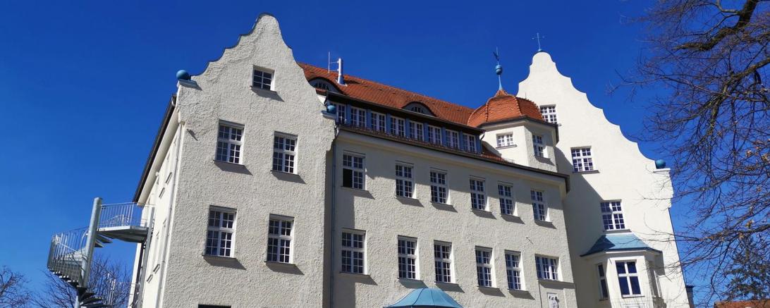 Der Abgeordnete Wolfgang Fackler war zu diesem Thema Anfang März konkret von Auszubildenden der Liselotte-Nold-Schule in Nördlingen per Brief im Hilfe gebeten worden und hatte sich für deren Belange im Bayerischen Landtag und gegenüber dem zuständigen Kultusministerium stark gemacht. 