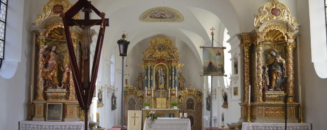 Hochaltar im Chorraum in der Antoniuskapelle in Asbach-Bäumenheim
