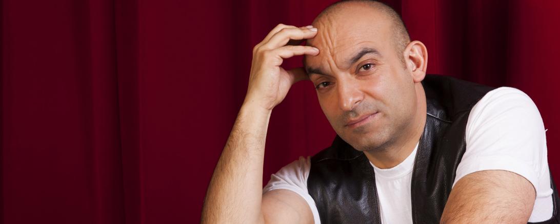 Das Bild zeigt den Kabarettisten Django Asül.