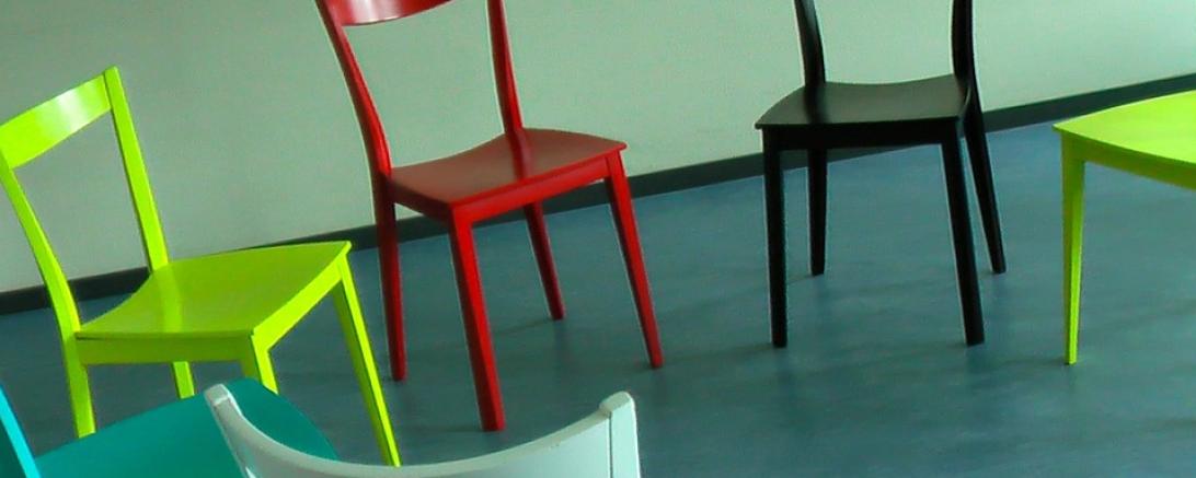 Das Bild zeigt einen Stuhlkreis