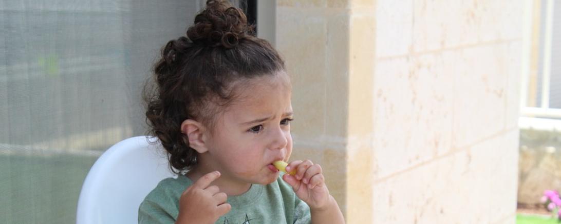 Das Bild zeigt ein Baby das isst.