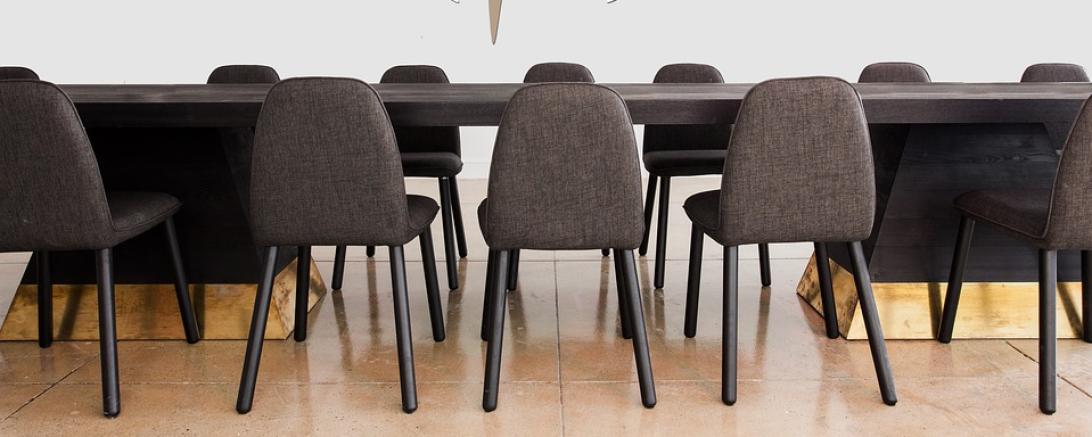 Das Bild zeigt einen Besprechungstisch