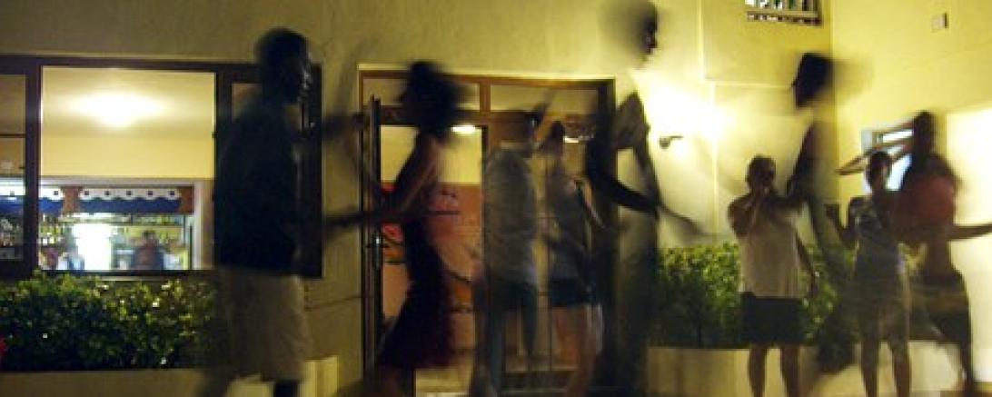 Das Bild zeigt Salsa Tanzende.