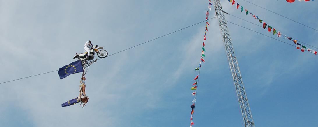 Falko Traber balanciert mit einem Motorrad über ein Hochseil. 