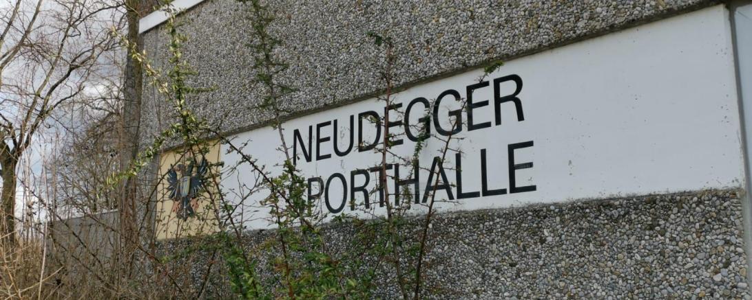 Das Bild zeigt den Eingangsbereich der Neudegger Sporthalle in Donauwörth. 