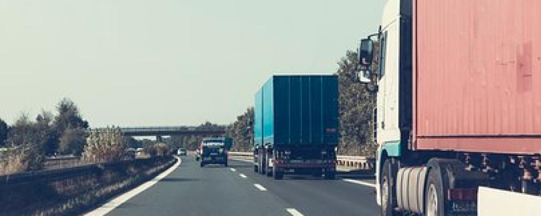 Das Bild zeigt eine Straße.