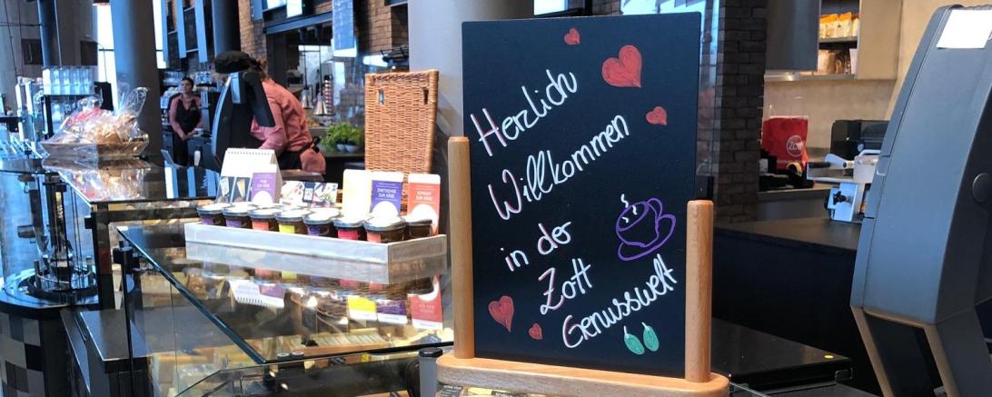 Seit Freitag hat die Zott Genusswelt & Outlet in Asbach-Bäumenheim geöffnet. Besonders beeindruckend 12 Meter lange Käsetheke. 