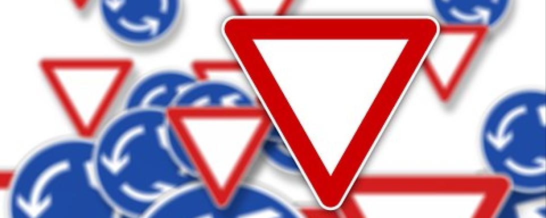 Das Bild zeigt Vorfahrts- und Kreisverkehrsschilder.