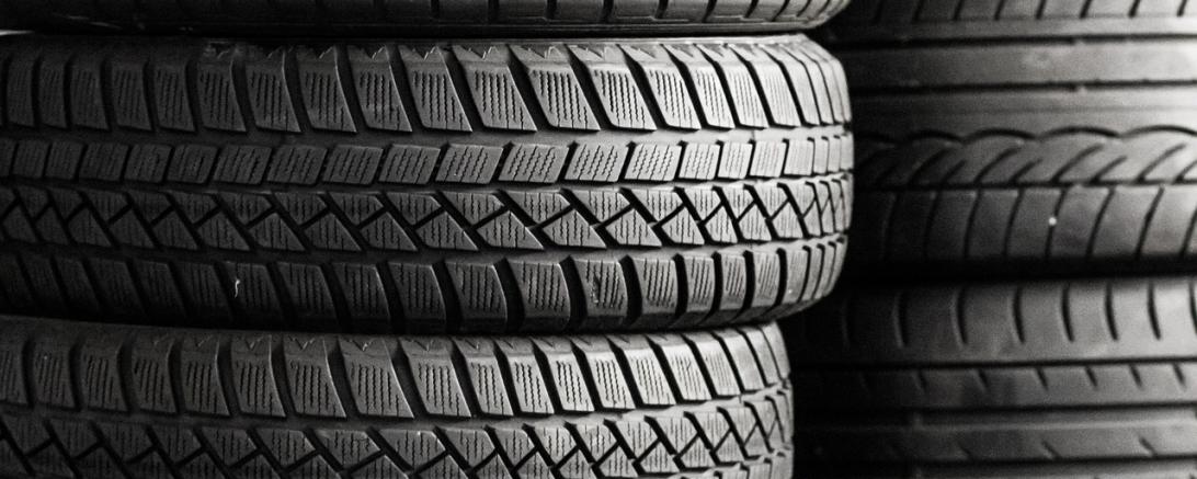 Autoreifen auf einem Stapel. 