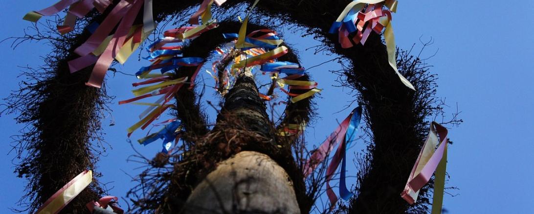 Maibaum mit Kranz und Girlanden