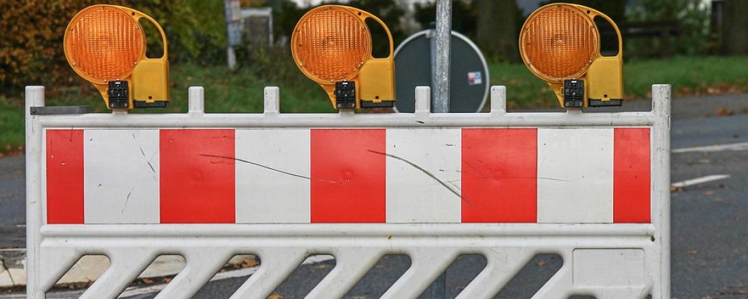 Das Bild zeigt ein Straßensperrungsschild.