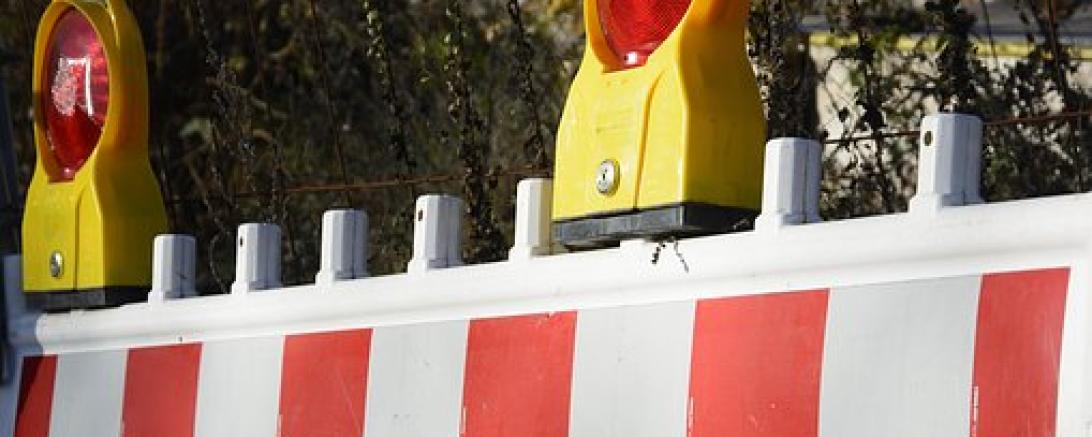 Das Bild zeigt eine Straßensperre.