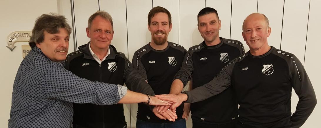1. Vorstand Achim Frank, Trainer der 1. Mannschaft Jürgen Zeche, Abteilungsleiter Tobias Wagner, Trainer der Zweiten Mannschaft Olaf Bumberger und Ernesto Meca vom TSV Bäumenheim