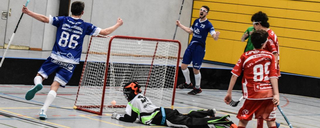 Auf dem Bild zu sehen Donau Floorball (in blau) nach dem Führungstreffer gegen den Vfl Kaufering in rot