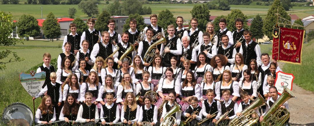 Das Bild zeigt die Jugend- und Stadtkapelle Oettingen.