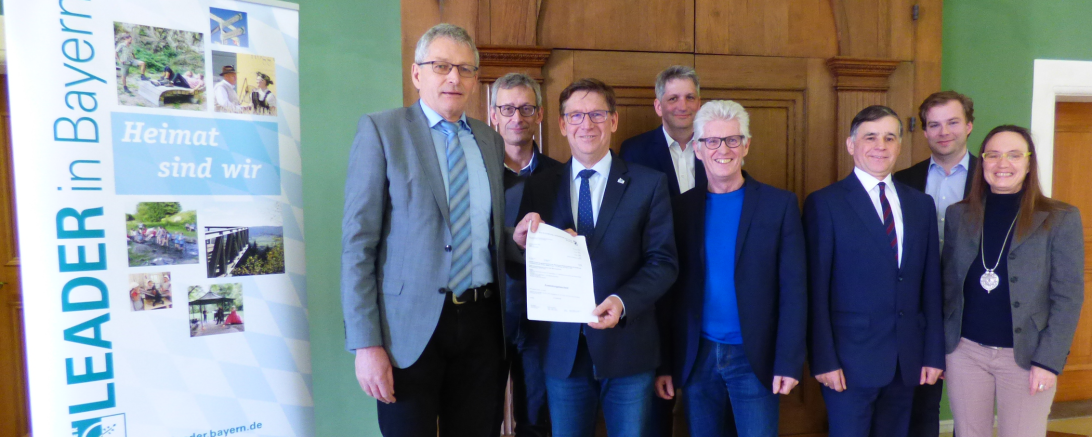 Das Bild zeigt Manfred Faber (Amtsleiter AELF Nördlingen), Erich Herreiner (LEADER-Koordinator), Landrat Stefan Rößle, Friedrich Eckmeier (LAG-Manager Monheimer Alb Altmühljura), Günther Zwerger (Geschäftsführer Geopark Ries e.V.), Bürgermeister Günther Pfefferer (Vorsitzender LAG Monheimer Alb Altmühljura), Klemens Heininger (Regionalmanager), Heike Burkhardt (stlv. Geschäftsführerin Geopark Ries e.V.)