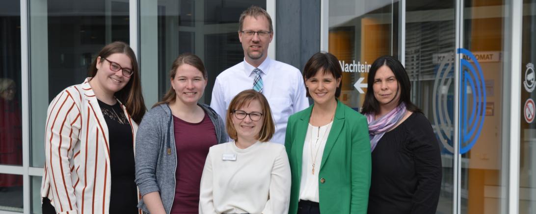 Unser Bild zeigt (v.l.n.r.): Henriette Jahn, Maren Blaurock (2. Ausbildungsjahr/Gebärdendolmetscherin), Karin Lüdtke-Engel (stellv. Schulleiterin der Berufsfachschule für Gesundheits- und Krankenpflege), Jürgen Wiedemann (Betriebsdirektor), Michaela Rechner (Pflegedienstleitung Donau-Ries Klinik Donauwörth) und Melanie Zeitler.