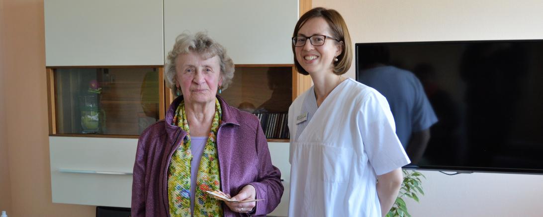 Edith Kaya (links im Bild) übergab die Spende in Höhe von 500 Euro an die Palliativstation.