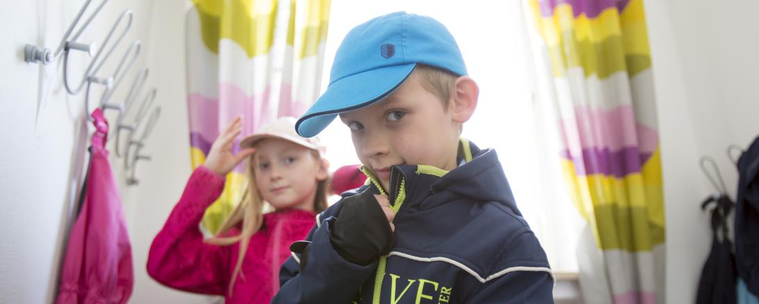 Das Bild zeigt das morgendliche Aufbrechen in Familien.