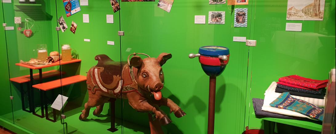 Unter dem Motto „Grüne Zweige, bunte Bänder – Frühjahrsbrauch im Ries“ erfährt man noch bis zum 23. Juni was es mit den diversen Bräuchen und Traditionen im Ries auf sich hat. 