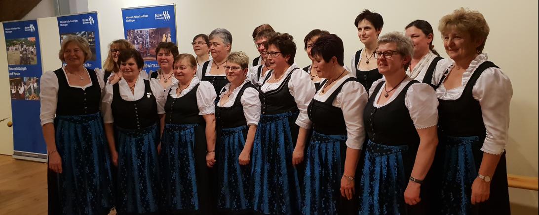 Der Landfrauen-Chor Donau-Ries besteht seit 11 Jahren und umfasst derzeit über 20 Sängerinnen aus dem gesamten Landkreis von Nördlingen bis Bayerdilling.