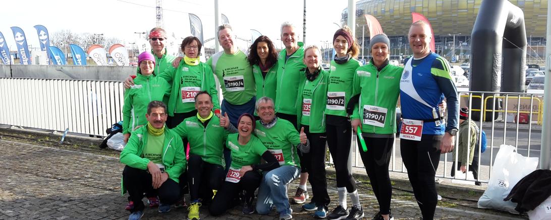 Auf dem Foto kurz vor dem Start, noch in wärmerer Kleidung vor dem "Bernstein" Stadion, vorne von links Klaus Wurscher, Hubert Bestler, Susanne Vierkorn und Hans Niederhuber, dahinter von links Simone Müller, Karl Stempfle, Ute Töpfer, Wolfgang Zinke, Anita und Klaus Joas, Anneliese Zinke, Laura und Patrycja Weng und Andreas Graf . 