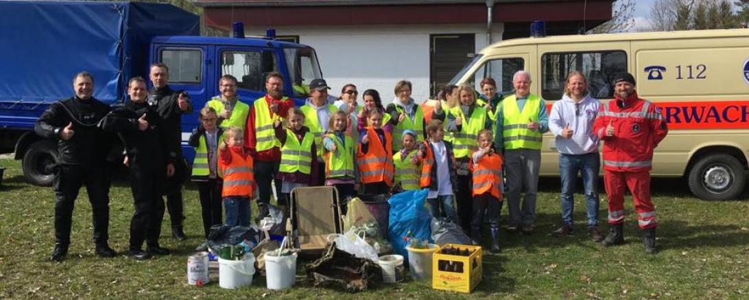 Das Bild zeigt die Müllsammelaktion der Wasserwacht Donauwörth.