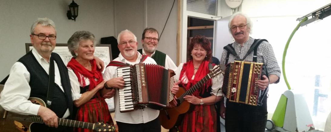 Das Bild zeigt den Singnachmittag auf der Bäldleschwaige.