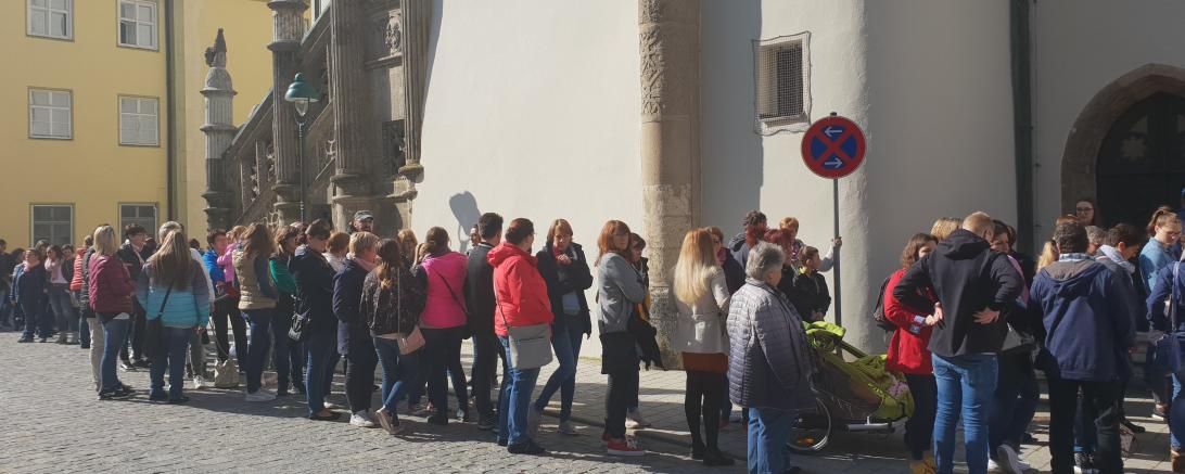 Lange Menschenschlange vor dem Nördlinger Rathaus.