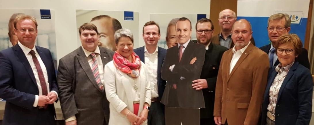 (v.l.n.r.) Wolfgang Fackler, Dr. h.c. Bernd Posselt, Birgit Rößle, Joachim Fackler, (Manfred Weber) Wolfgang Stolz, Reinhold Bittner, Erich Reichenmeier, Peter Schiele und Elisabeth Trüdinger.