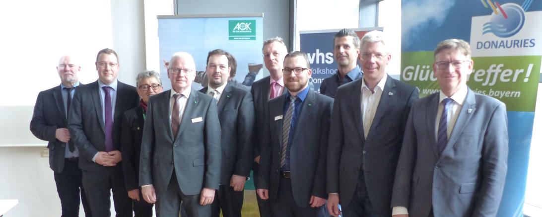 Das Bild zeigt Herbert Schmidt (Gesundheitsregion plus Donau-Ries), Gunnar Geuter (Bayerisches Landesamt für Gesundheit und Lebensmittelsicherheit), Rosemarie Roch (AOK), Norbert Handschiegel (AOK), Wolfgang Reiner (AOK), Michael Meyer (AOK-Direktor), Tobias Hirner (AOK Bayern -  DLZ Ärzte Schwaben), Sebastian Burkhardt (Gemeinschaftspraxis Harburg), Veit Meggle (DONAURIES), Stefan Rößle (Landrat Donau-Ries).
