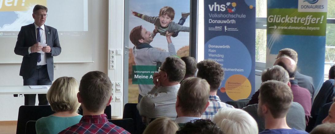 Landrat Stefan Rößle begrüßte alle Interessenten der Veranstaltung „Zeit für neue Ärzte“ im Saal der Volkshochschule Donauwörth.
