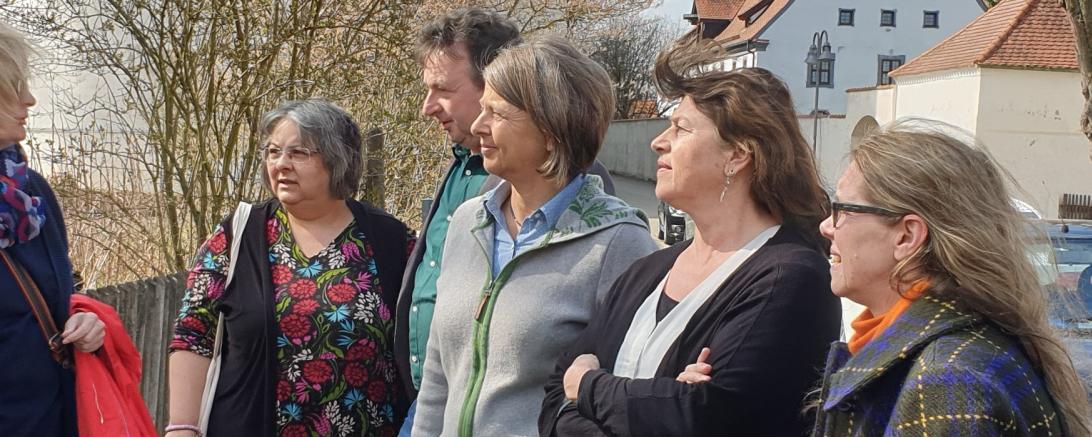 Auf dem Bild zu sehen von links nach rechts: Museumsleiterin Dr. Ruth Kilian, Fraktionsvorsitzende Heidi Terpoorten, Fraktionsvize Albert Riedelsheimer, Stellvertretende Bezirkstagspräsidentin Barbara Holzmann, Bezirksrätin Christine Riezler und Bezirksrätin Annemarie Probst. 