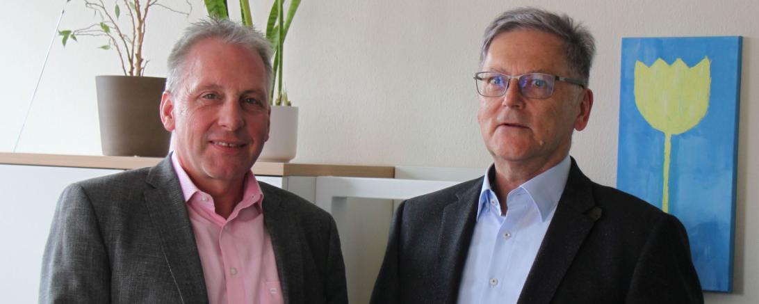 Das Bild zeigt die Spendenübergabe.